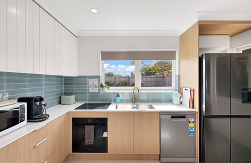 Caloundra House | 3BR Caloundra Home Walk to Beach Boat Parking