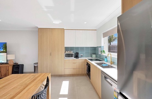Caloundra House | 3BR Caloundra Home Walk to Beach Boat Parking