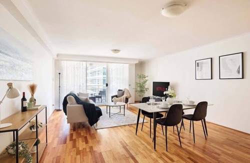 Sydney Central Business District Apartment | 3BR CBD Apartment | Pool, Parking, Gym, Skylines