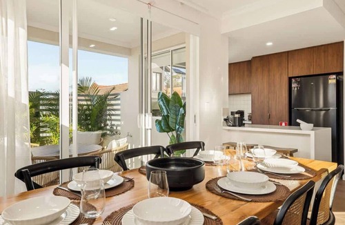 Doubleview House | 3BR Family Home Near Scarborough Beach Perth