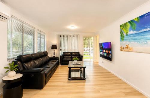 Wynnum House | 3BR Family Home Walk to Waterfront & Wading Pool