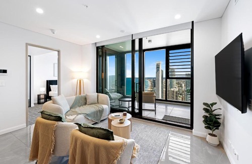 Surfers Paradise Apartment | 3BR OceanViews lvl 50 Luxury Skyhome Meriton - Gym- SkyPool- Free Parking