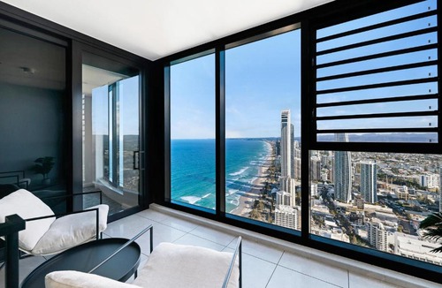 Surfers Paradise Apartment | 3BR OceanViews lvl 50 Luxury Skyhome Meriton - Gym- SkyPool- Free Parking