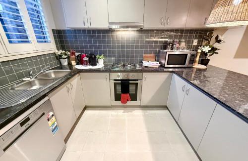 Maribyrnong House | 3BR Townhouse w Living Room Full Kitchen Laundry Internet Free Parking Trams Highpoint 6min City CBD 18min