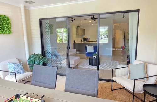 Cairns North Apartment | 3brm luxury apartment-cairns city-esplanade-coffee machine-2 pools-table tennis