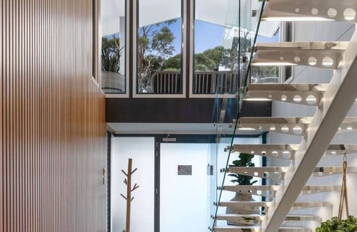 Hyams Beach House | 4 BDR - 4PM Checkout - 250m to Beach - Outdoor spa