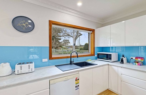 Tomakin Apartment | 4-Bed Beach House with Garden & Alfresco Dining
