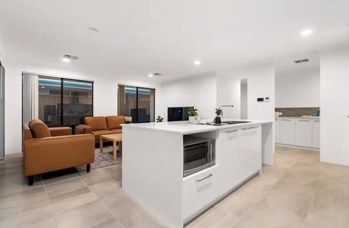 Madora Bay House | 4-bedroom brand new house ,relaxing stays walking distance to Madora bay beach