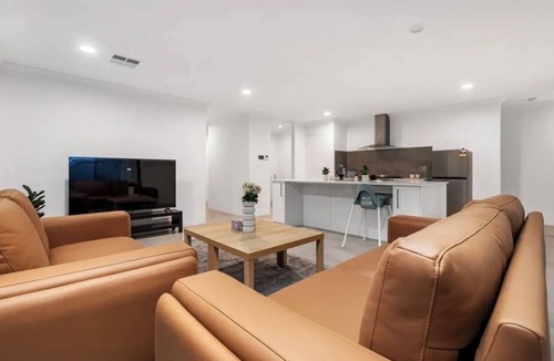 Madora Bay House | 4-bedroom brand new house ,relaxing stays walking distance to Madora bay beach
