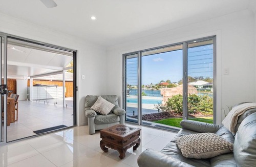 Maroochydore House | 4 bedroom home on canal