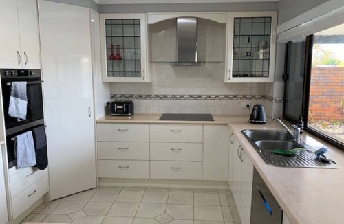 Port Macquarie House | 4 Bedroom House situated on the Canals @ Port Macquarie close to Shopping/Dining