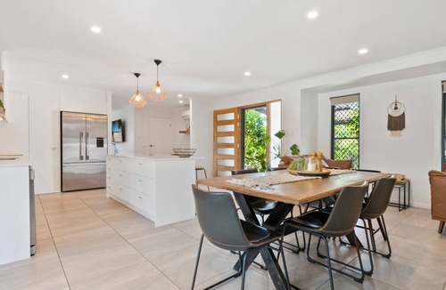 Maroochydore House | 4 bedrooms house, book 4 nights pay for 3 during low season