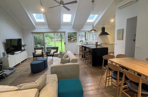 Somers House | 400m Beach Haven! Perfect for family or friend get aways! Tennis court included!