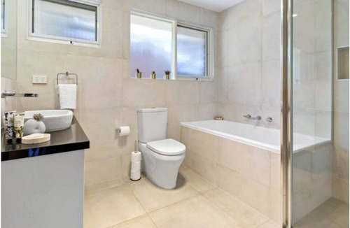 Somers House | 400m Beach Haven! Perfect for family or friend get aways! Tennis court included!
