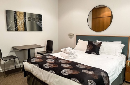 Adelaide Central Business District Hotel | 435 Ex hotel room suite in the city