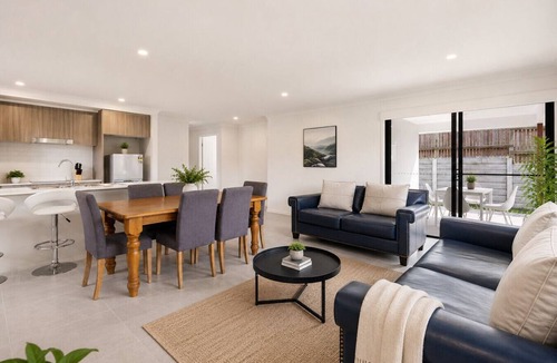 Greenbank House | 4B house quiet stay parking