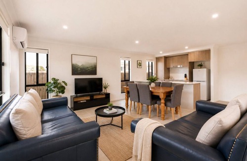 Greenbank House | 4B house quiet stay parking
