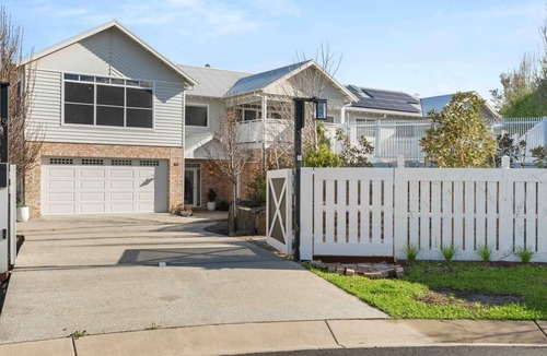 Milton House | 4BDR, Fireplace, Pool & Pet friendly
