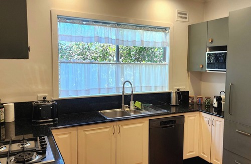 Katoomba House | 4BR 2BA Cottage | King Bed | Pet Friendly | Firepit | Fireplace | Fully Fenced
