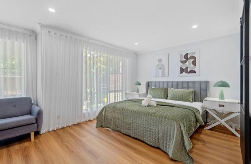 Ardross House | 4BR Ardross Mid-Century Home Walk To Garden City
