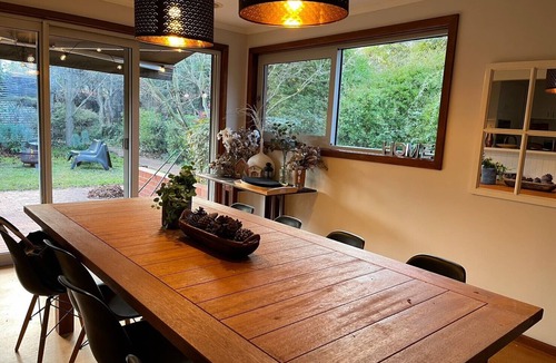 Watson House | 5+1 BRs/3 Bathrooms/NBN Wifi/Free Secure 5-6 Parking