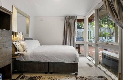 Beaumaris Apartment | 5-Bed Haven with Pool Minutes From Beaches