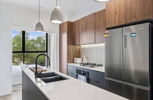 Upper Mount Gravatt House | 5-Min Walk to Garden City | Premium 4BR Home