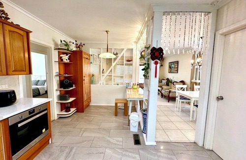 Glen Waverley Bed & Breakfast | 5 mins to largest park, 2 mins to highway & mall. Quality home, pet-friendly.