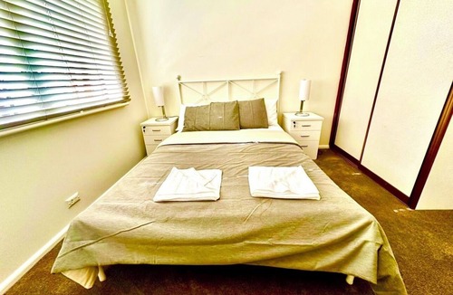 Glen Waverley Bed & Breakfast | 5 mins to largest park, 2 mins to highway & mall. Quality home, pet-friendly.