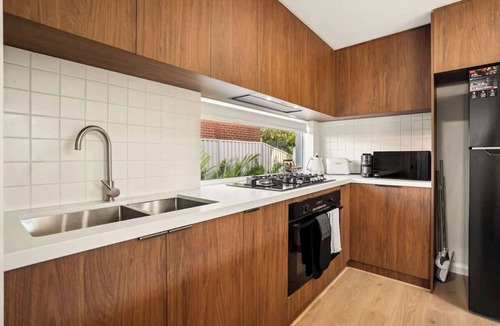 Doubleview House | 5BR Family Home Mins to Scarborough Beach