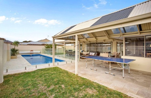 Mullaloo House | 5BR Retreat: Pool, table tennis & Pure Relaxation!