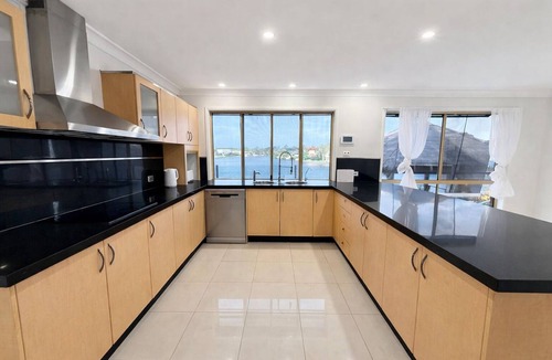Robina House | 5BR Waterfront Haven | Deck Garden & Sunlit Bedrooms