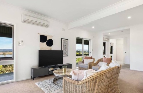 Coldstream House | 5BR Yarra Valley Farmhouse, Sunset Deck