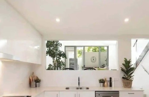 Wooloowin House | 5km City & Airport | 3 Bathrooms | Huge Townhouse