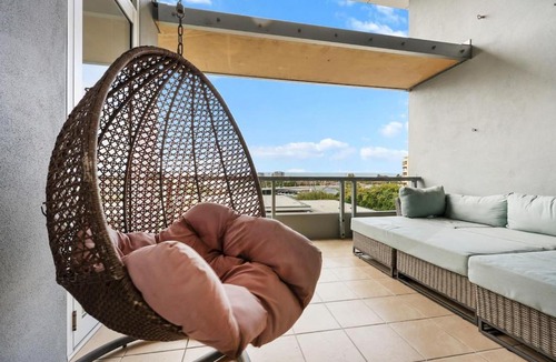 South Brisbane Apartment | 5m Ceiling Penthouse - Sleep 8 - Parking with Access to Streets Beach