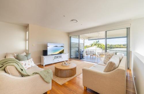 Corlette House | 68 Saratoga Ave - Ducted Air con, Wi-Fi, Small Boat Parking