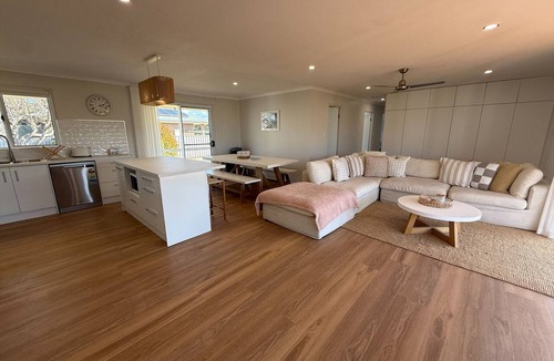 Dalrymple House | 7 Second Street - Close to beach, Off peak special available!
