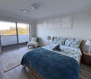 Taren Point House | 8-Person Waterfront Beach House Stunning Views