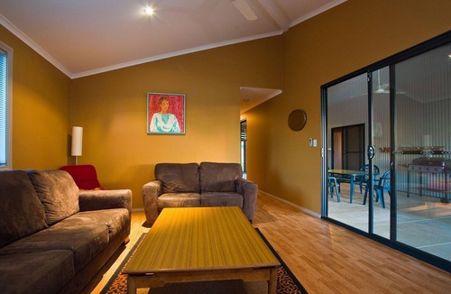 Exmouth House | 9 Skipjack Circle - Lovely Pet-Friendly Holiday Home with a Breezeway