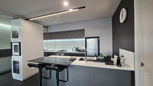 City West Apartment | A breathtaking lake view in NewActon Canberra