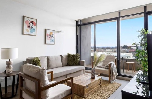 Carlton South Apartment | A Lux 2BR Apt Next to Melbourne Uni, FREE Parking