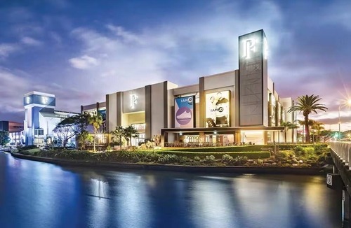 Broadbeach Waters House | A Luxurious Waterfront Oasis!