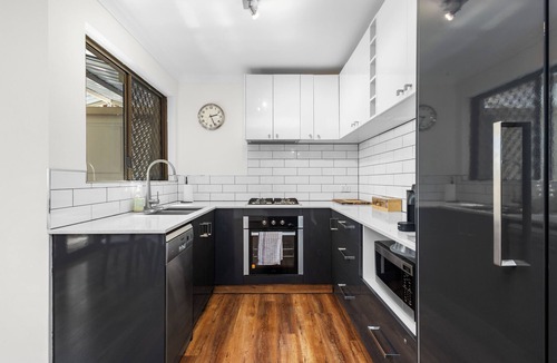 North Perth Apartment | A Perfect Peach – A Sepal Stay is a quiet, well-appointed two-storey townhouse in the heart of North Perth. Comfortable bedrooms, a full kitchen, family-friendly features and easy access to the city, cafés and hospitals make it ideal for any stay.