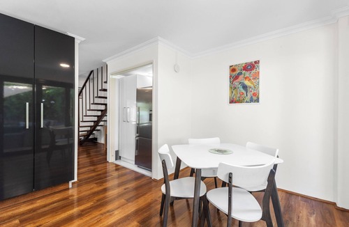 North Perth Apartment | A Perfect Peach – A Sepal Stay is a quiet, well-appointed two-storey townhouse in the heart of North Perth. Comfortable bedrooms, a full kitchen, family-friendly features and easy access to the city, cafés and hospitals make it ideal for any stay.