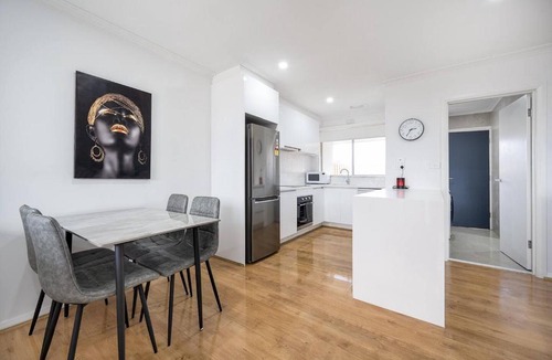 Bayswater House | A Private Hideaway with Large Backyard and CarParks