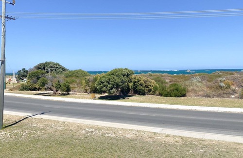 Lancelin House | A stunning, spacious and modern two-storey holiday home with ocean views.