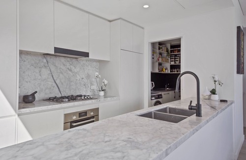 Caringbah South Apartment | A Top-Floor Retreat: Modern Apartment with breathtaking CBD and water views