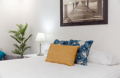 Connolly Apartment | A1 Stylish light filled 2 bed apt Free WiFi