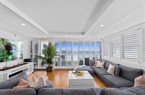 Surfers Paradise Apartment | Absolute Beachfront 3BR Apartment Ocean Views Pool Spa & Tennis Court