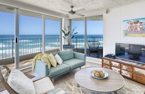 Main Beach Apartment | ABSOLUTE BEACHFRONT MAIN BEACH - GORGEOUS BEACH THEMED PROPERTY